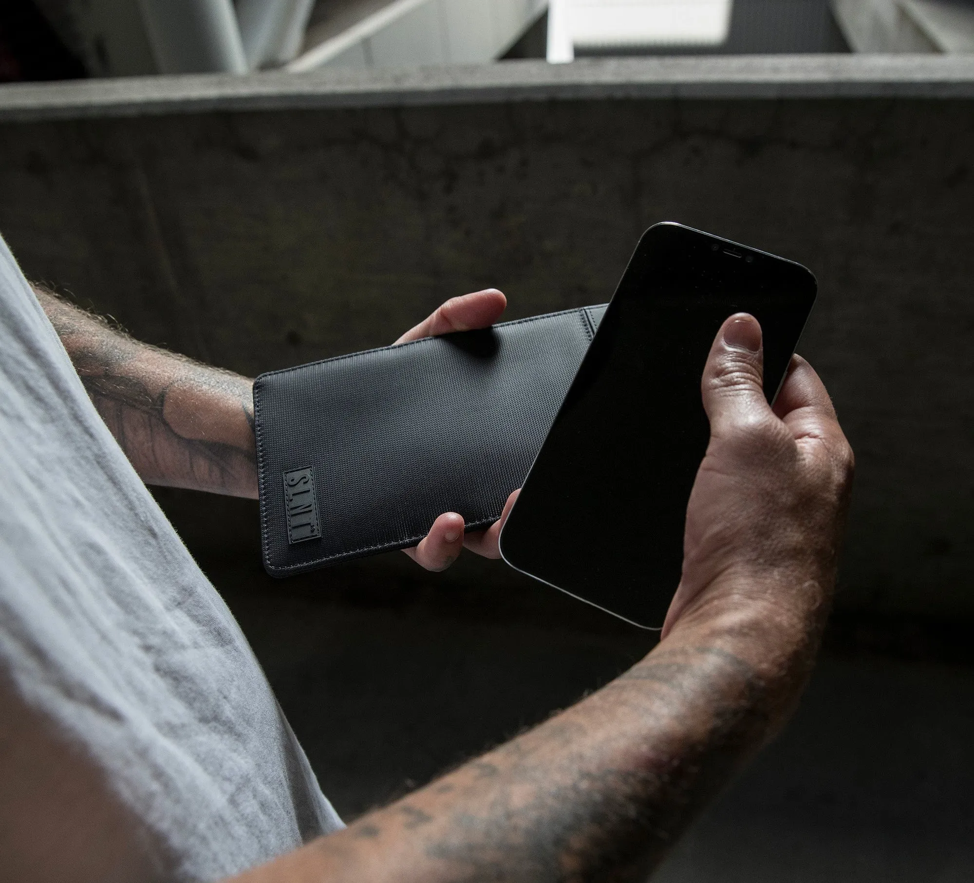 SLNT Faraday Sleeves for Phones Weatherproof Nylon Black - Plus